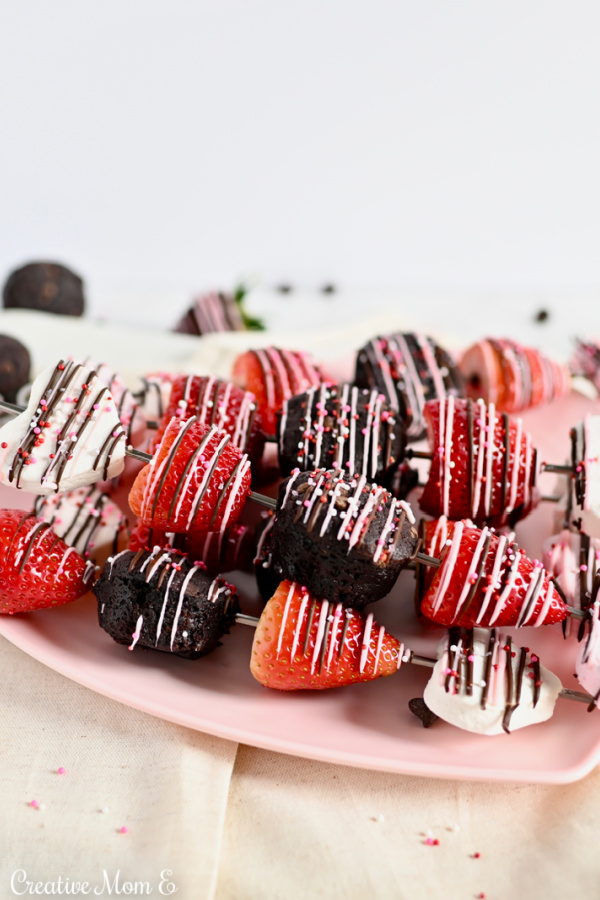 Skewers with marshmallow, strawberry and brownies. 