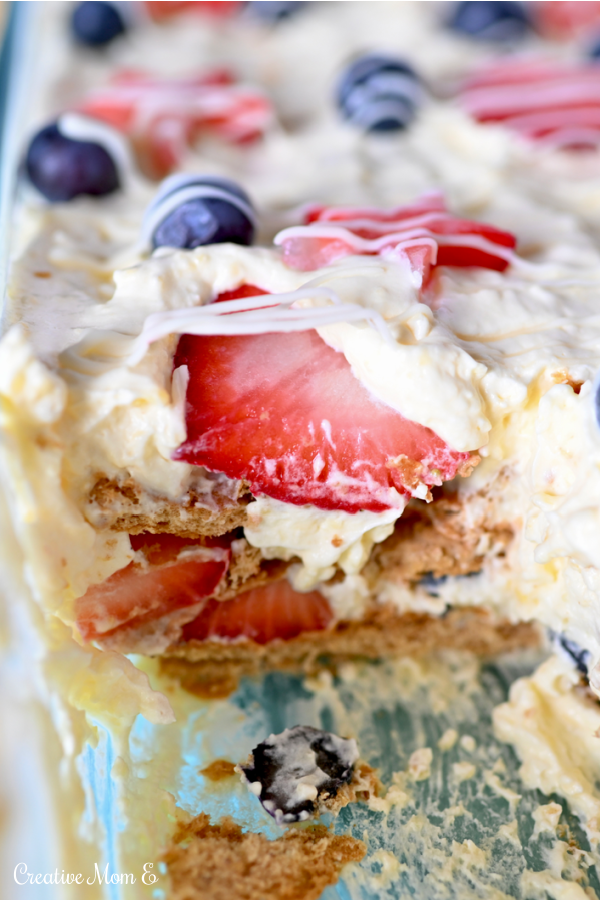 The best refrigerator cake with graham crackers, strawberries and blueberries
